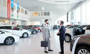 Czy warto kupić używany samochód z salonu? Zobacz zalety i wady.