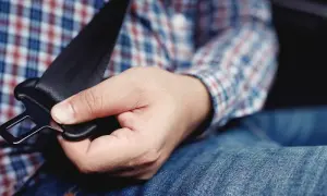 Kiedy nie trzeba zapinać pasów bezpieczeństwa? Sprawdź wyjątki i zasady.