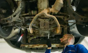 Jak skutecznie zabezpieczyć podwozie samochodu przed korozją i uszkodzeniami