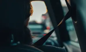 Jakie warunki sprawiają, że pasy bezpieczeństwa działają skutecznie?