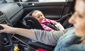Jak przewozić dziecko w samochodzie z przodu bezpiecznie i zgodnie z prawem