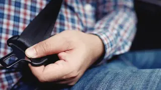 Kiedy nie trzeba zapinać pasów bezpieczeństwa? Sprawdź wyjątki i zasady.