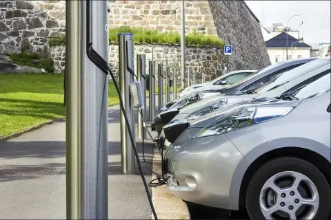 Ile kosztuje przejechanie 100 km samochodem elektrycznym? Zaskakujące dane!