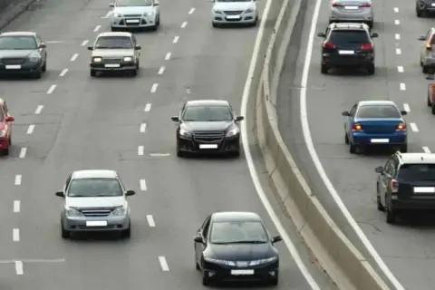 Jak jeździć w korku ze sprzęgłem, by uniknąć jego uszkodzenia?