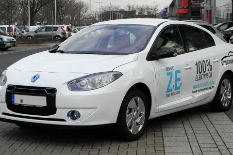 Czy warto kupić 15-letni samochód? Oto zalety, wady i porady ekspertów