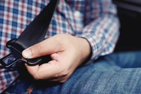 Kiedy nie trzeba zapinać pasów bezpieczeństwa? Sprawdź wyjątki i zasady.