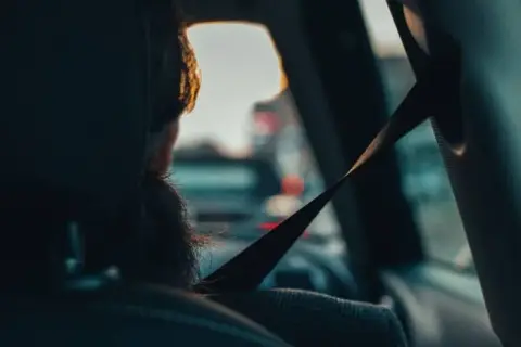 Jakie warunki sprawiają, że pasy bezpieczeństwa działają skutecznie?