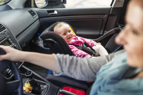 Jak przewozić dziecko w samochodzie z przodu bezpiecznie i zgodnie z prawem
