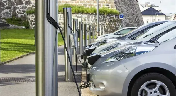 Ile kosztuje przejechanie 100 km samochodem elektrycznym? Zaskakujące dane!
