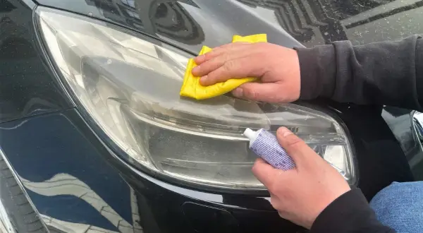 Jak wyczyścić lampy w samochodzie od środka i poprawić bezpieczeństwo jazdy