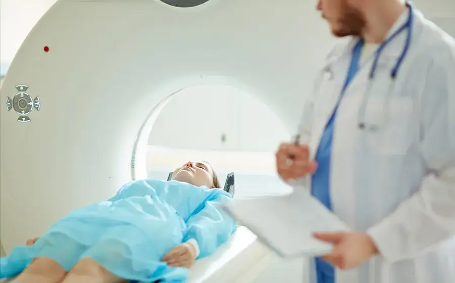 Zdjęcie Czy po badaniu PET można prowadzić samochód? Sprawdź bezpieczeństwo jazdy!