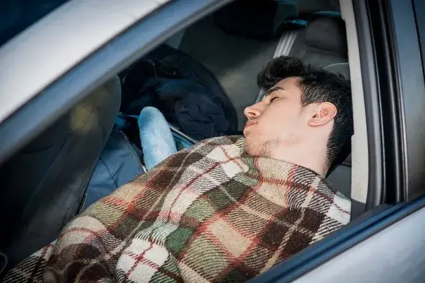Zdjęcie Czy można spać w samochodzie? Legalność, bezpieczeństwo i porady.